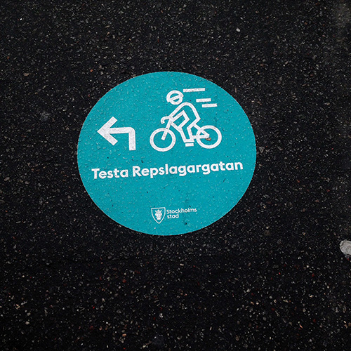 Klistermärke på Götgatsbacken som visar mot Repslagargatan. Klicka för större. Foto: Jens Johansson.